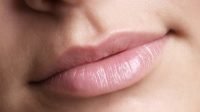 Cara Alami Memerahkan Bibir Berwarna Gelap atau Hitam