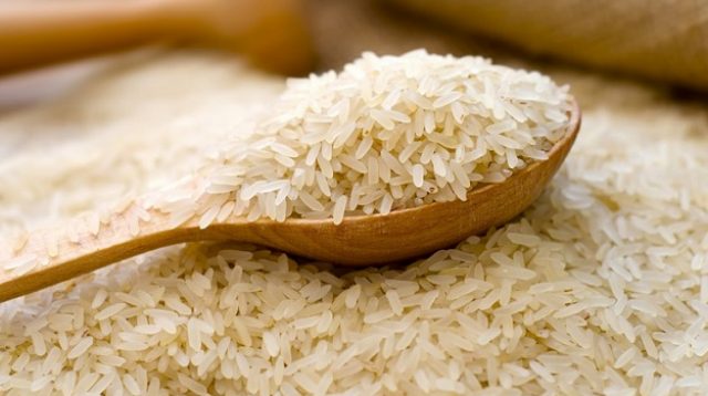 Akibat Terlalu Sering Makan Beras Mentah