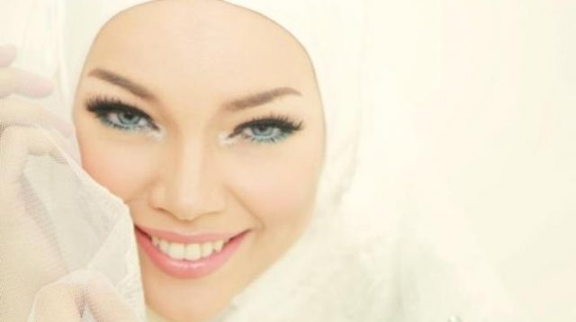 Tutorial Hijab Pashmina ala Dewi Sandra