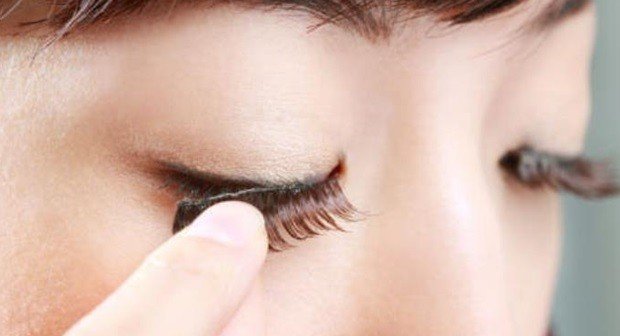 Cara Aman dan Nyaman Melepas Bulu Mata Palsu