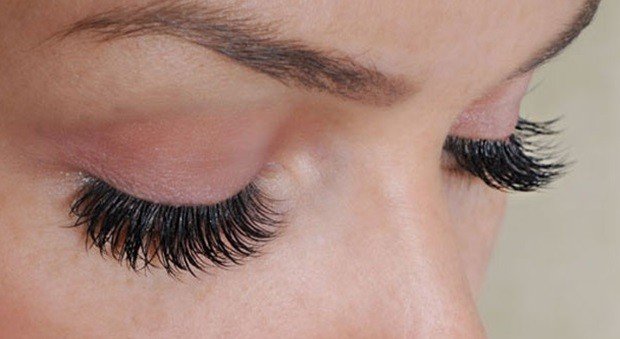 Cara Aman dan Nyaman Melepas Bulu Mata Palsu